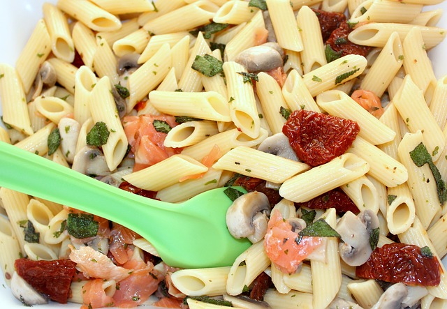 Verdura para niños en la ensalada de pasta