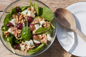 Lee más sobre el artículo Ensalada de lechugas con uva y queso