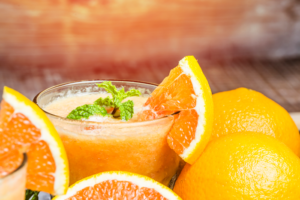 Lee más sobre el artículo El zumo de naranja que haces en casa tiene súper poderes
