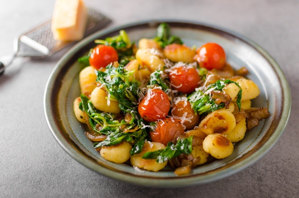En este momento estás viendo Gnocchi de patatas con espinacas y tomates cherry