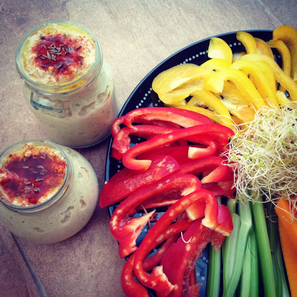 Lee más sobre el artículo Salsa de berenjena con chips y bastoncitos de verduras