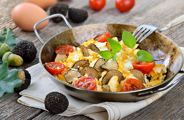 Receta huevos rotos con trufa