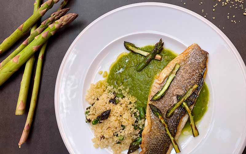 Lee más sobre el artículo Lubina a la plancha con cous cous y crema de espárragos