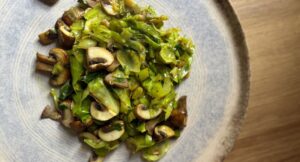 Lee más sobre el artículo Salteado de ajo tierno con champiñones y col picuda