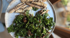 Lee más sobre el artículo Salteado de kale con champiñones